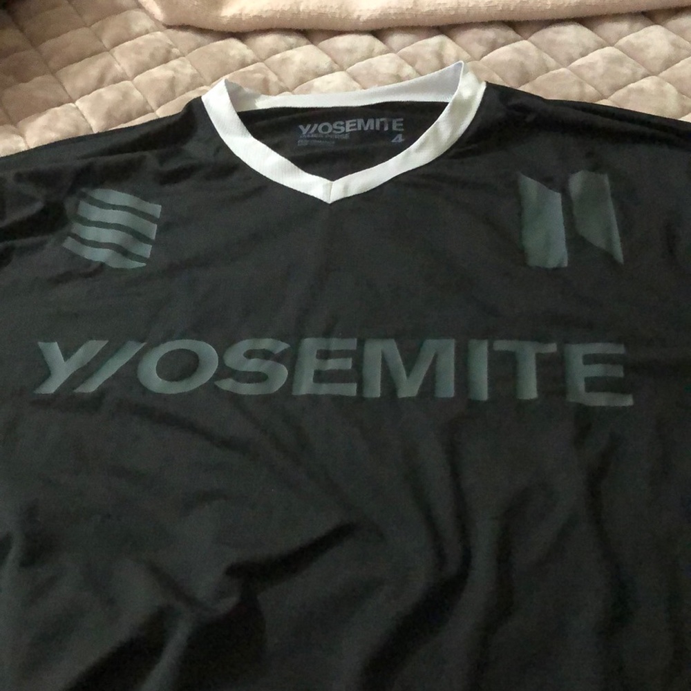 Final price🙏🏻Yosemite by James perse V neck workout shirt